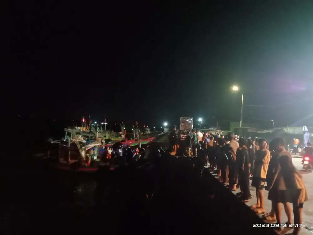 Tối 13-9, những người bị nạn đã được đưa vào cảng cá Cửa Sót