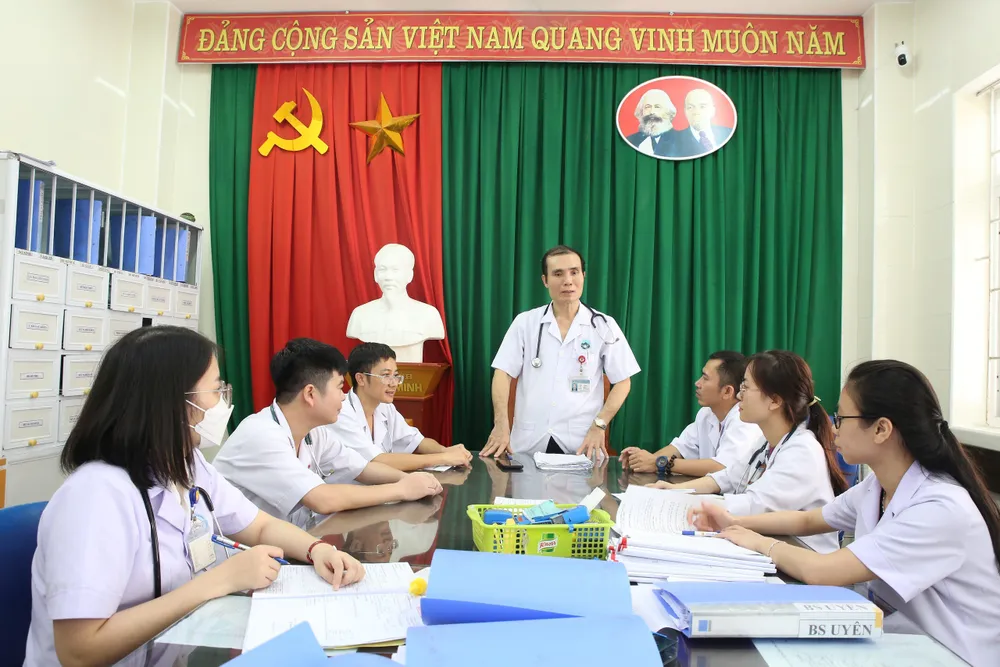 Phó Giám đốc Bệnh viện Đa khoa tỉnh Hà Tĩnh cùng các khoa liên quan tiến hành hội chẩn và lên phác đồ cấp cứu cho bệnh nhi N.T.K.N.