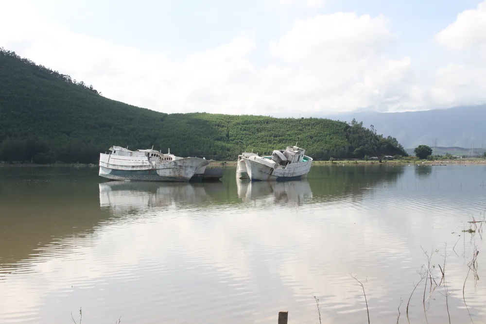 Các tàu bị mắc cạn, bỏ không nhiều tháng qua trên âu tránh trú bão