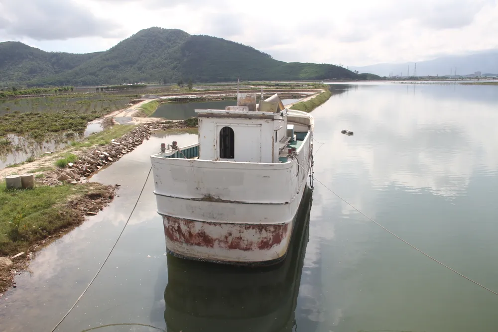 Tàu bỏ không nhiều tháng nay gần khu vực chân cầu Sông Trí 2