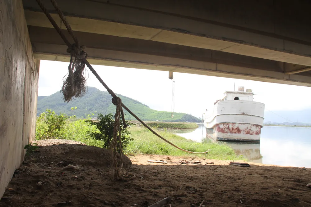 Dây thừng buộc nối từ tàu vào chân cầu Sông Trí 2