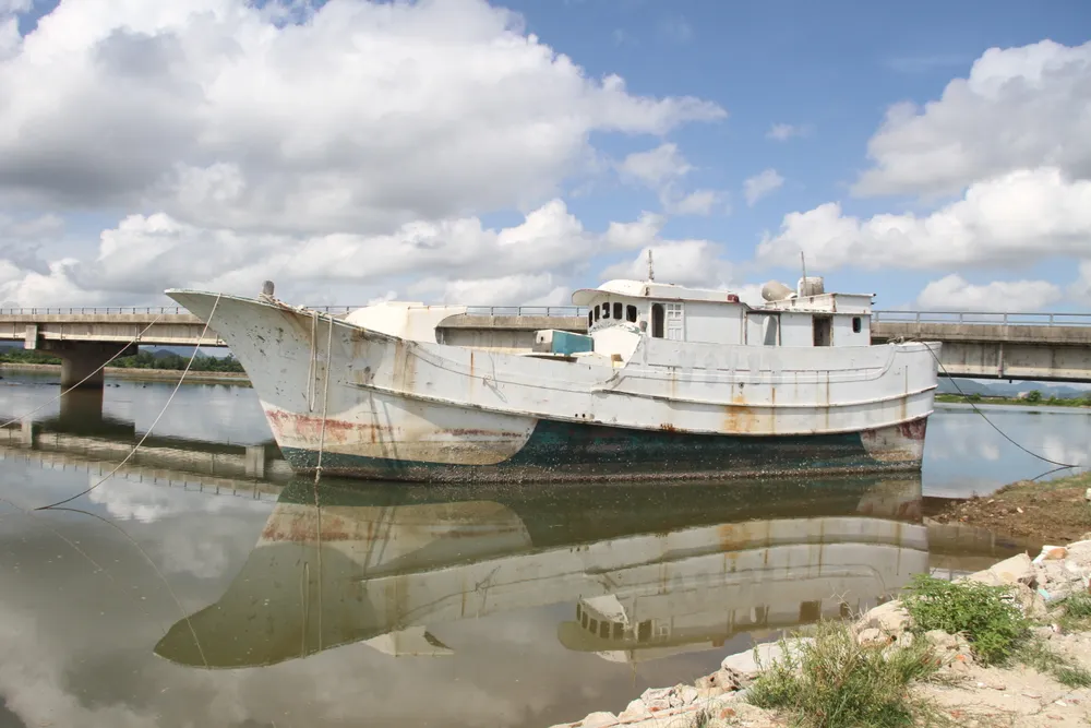 Tàu neo đậu, bỏ không gần khu vực chân cầu Sông Trí 2