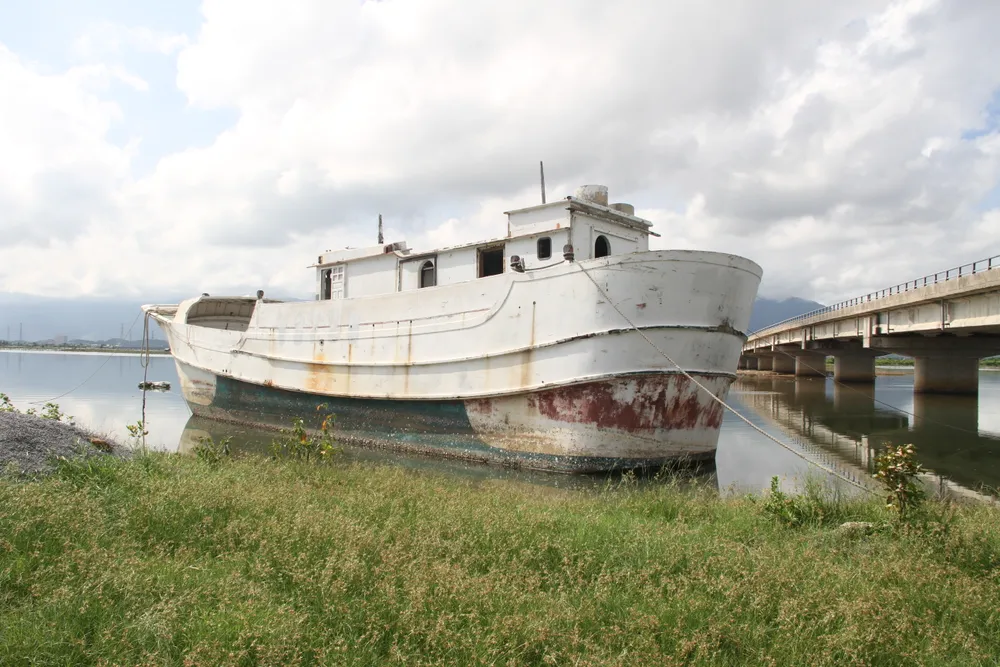 Tàu neo đậu, bỏ không gần khu vực chân cầu Sông Trí 2