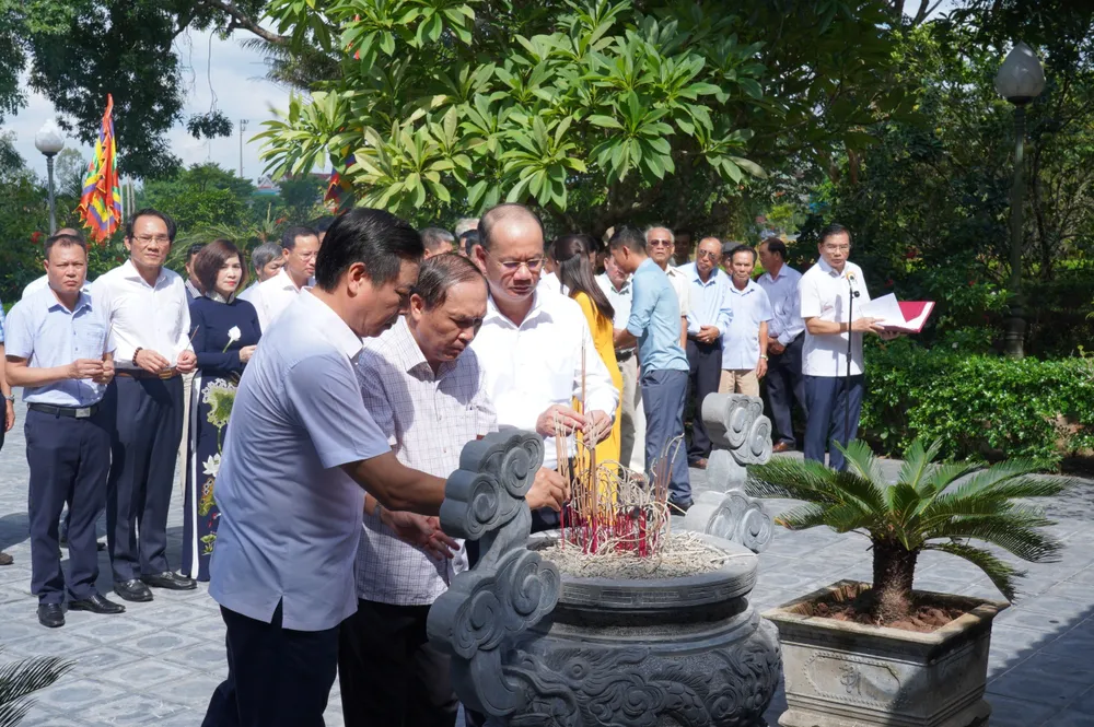 Các đại biểu dâng hương tại nhà thờ Đại thi hào Nguyễn Du Các đại biểu dâng hương tại nhà thờ Đại thi hào Nguyễn Du