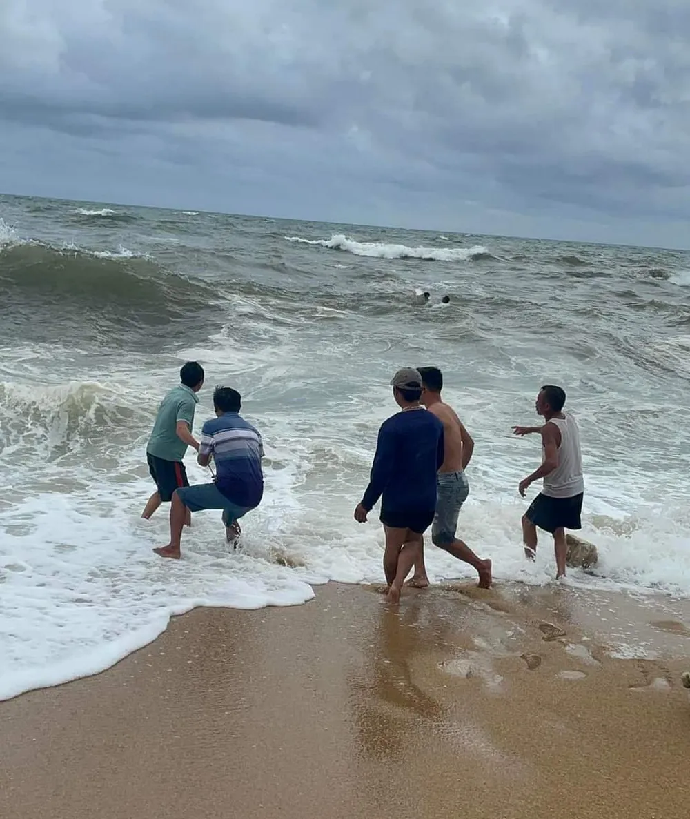 Quá trình kéo đưa các ngư dân gặp nạn vào bờ