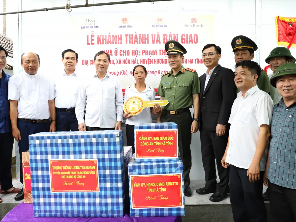 Trao tặng quà, chúc mừng hộ gia đình có ngôi nhà mới Trao tặng quà, chúc mừng hộ gia đình có ngôi nhà mới