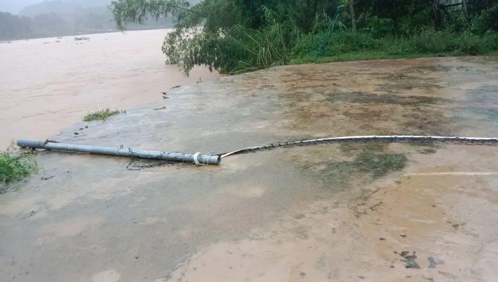 Cầu tràn bắc qua sông Ngàn Sâu vào bản Rào Tre bị ngập sâu, gây chia cắt hoàn toàn