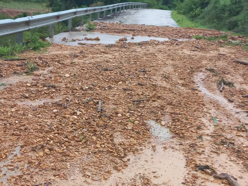 Đường giao thông đoạn qua bản Rào Tre bị sạt lở, xói bồi đất đá