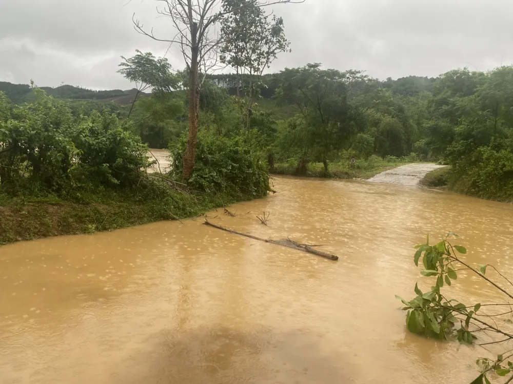 Khu vực cầu tràn đang bị ngập nước, nguy hiểm