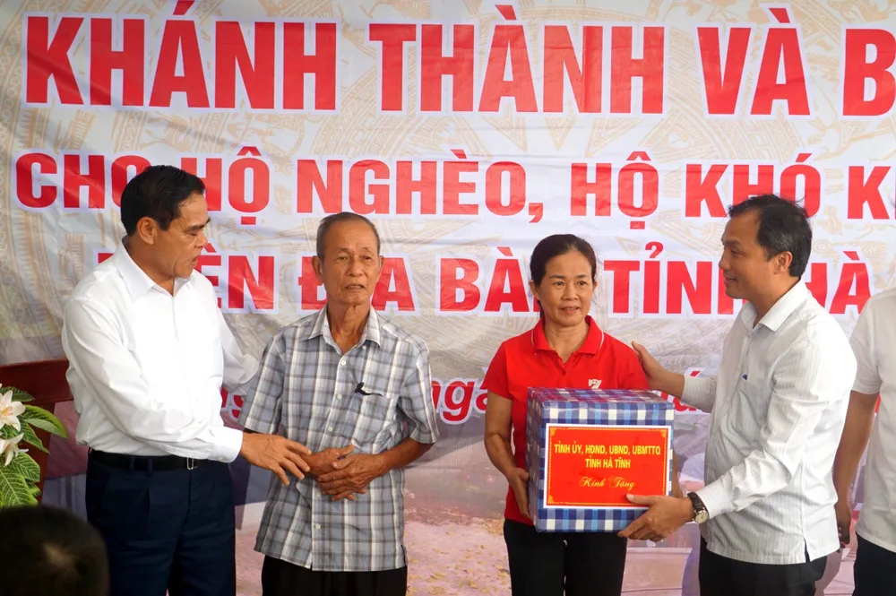 Lãnh đạo tỉnh Hà Tĩnh tặng quà chúc mừng hộ gia đình có ngôi nhà mới Lãnh đạo tỉnh Hà Tĩnh tặng quà chúc mừng hộ gia đình có ngôi nhà mới