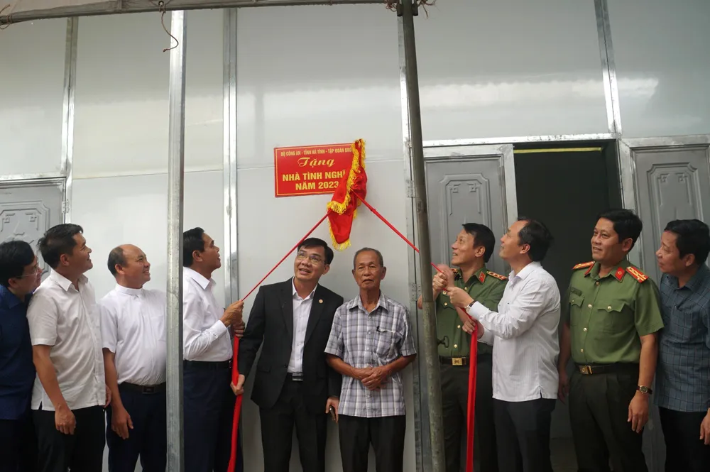 Lãnh đạo Bộ Công an và tỉnh Hà Tĩnh bàn giao nhà ở cho hộ gia đình Lãnh đạo Bộ Công an và tỉnh Hà Tĩnh bàn giao nhà ở cho hộ gia đình