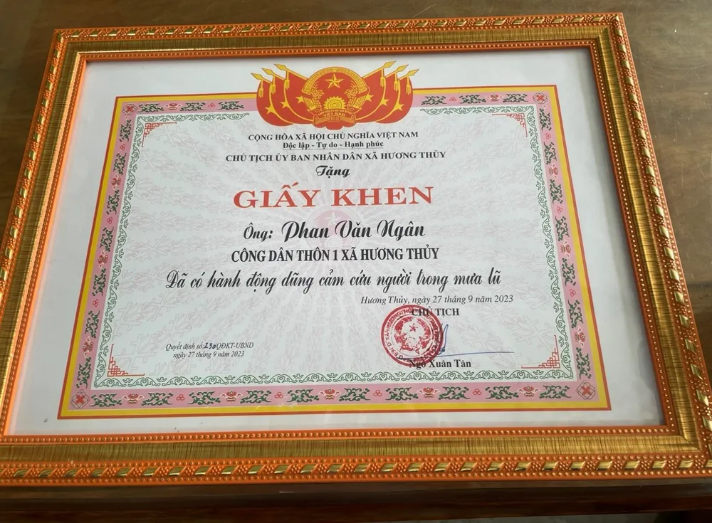 Tặng giấy khen cho anh Phan Văn Ngân