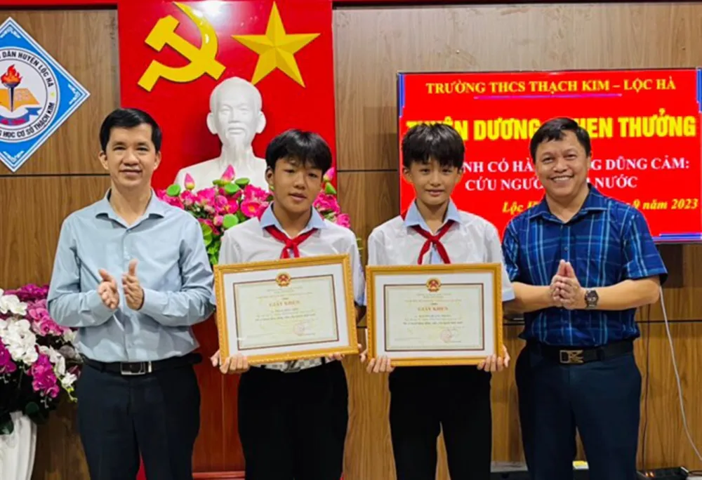 Đại diện Sở GD-ĐT tỉnh Hà Tĩnh trao bằng khen cho 2 em