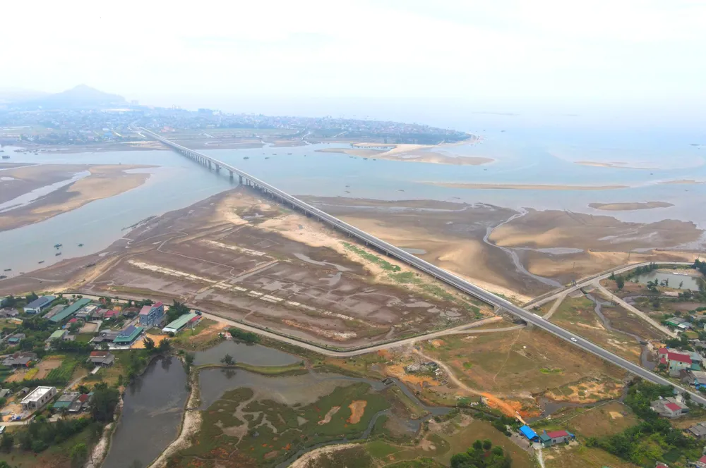 Cầu Cửa Nhượng (nối 2 xã Cẩm Nhượng và Cẩm Lĩnh của huyện Cẩm Xuyên) là “điểm nhấn” trên tuyến đường bộ ven biển Xuân Hội - Thạch Khê - Vũng Áng