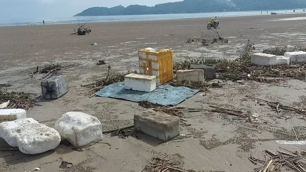 Nhiều thùng xốp dạt vào bãi biển huyện Lộc Hà