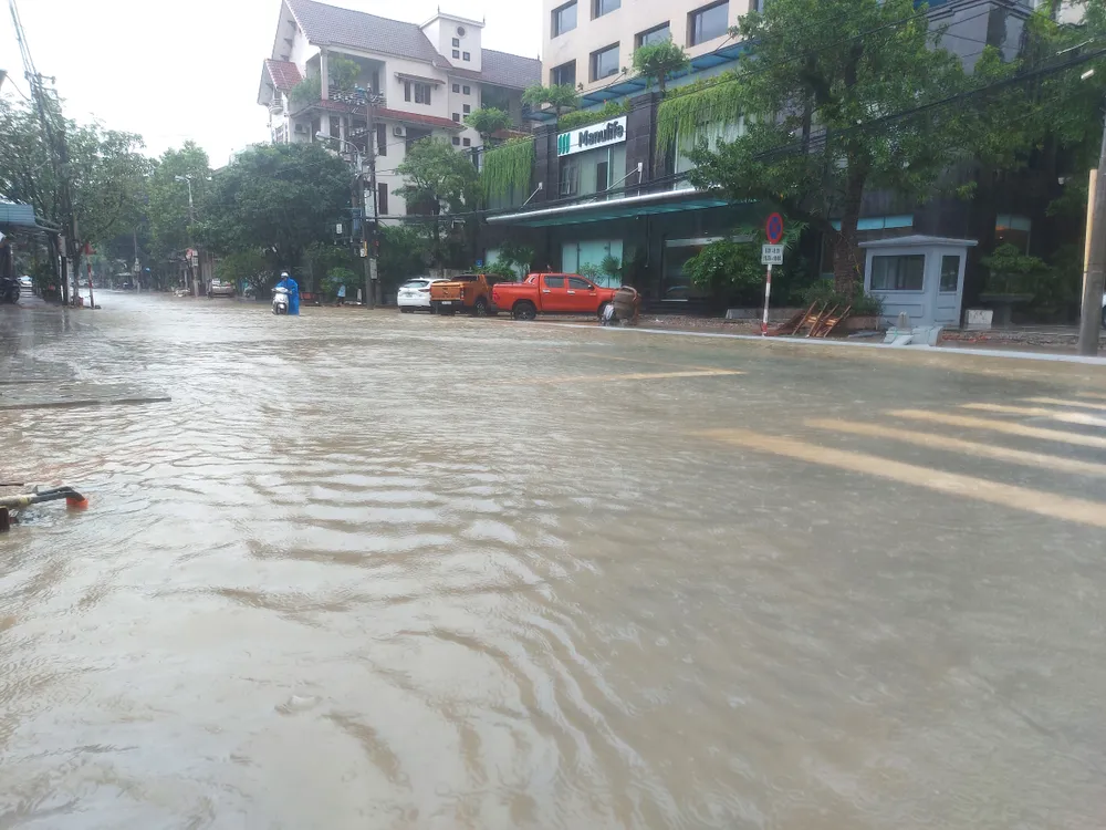 Xe máy bị ngập nước chết máy phải dắt bộ trên đường Phan Đình Giót