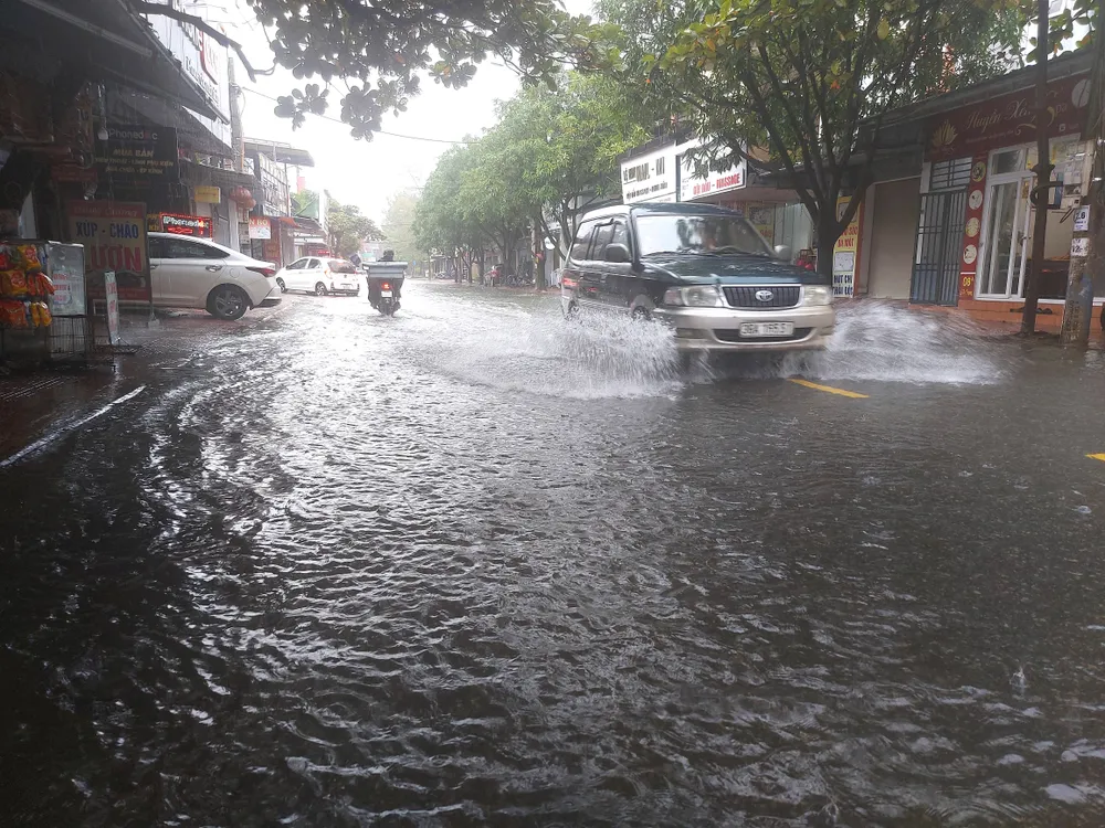 Đầu đường Lý Tự Trọng ngập nước khiến nhiều phương tiện phải quay đầu