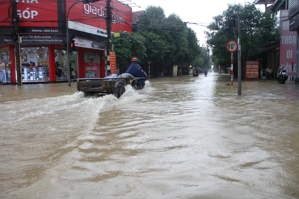 Đường Nguyễn Xí ngập sâu trong nước