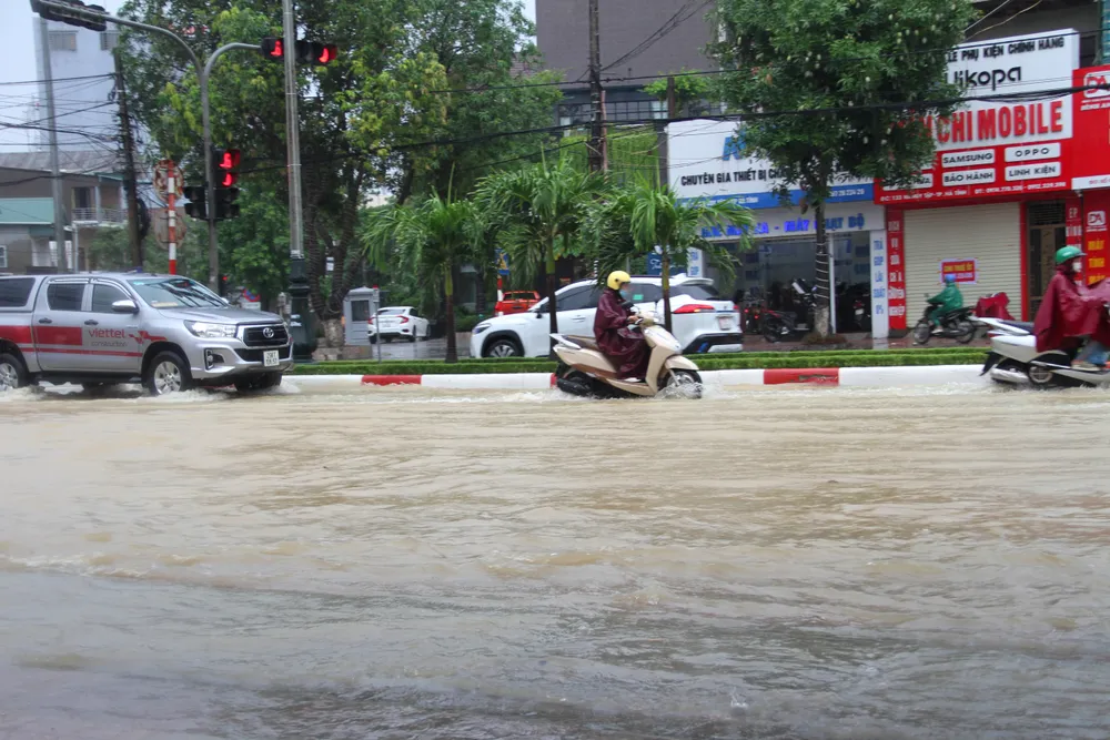 Nhiều điểm ngập nước trên Quốc lộ 1A (đường Hà Huy Tập)