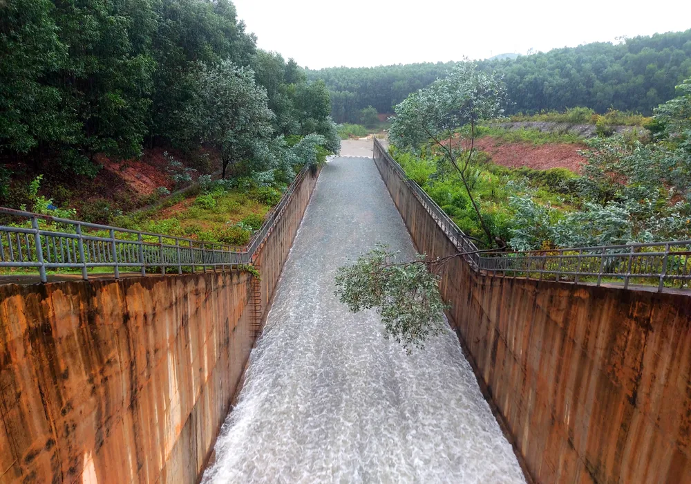 Nước từ trong hồ chứa Bộc Nguyên được xả tràn về hạ du