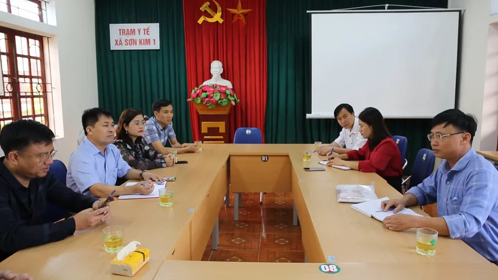 Lãnh đạo CDC Hà Tĩnh làm việc với Trạm Y tế xã Sơn Kim 1 về công tác triển khai phòng, chống dịch sốt xuất huyết