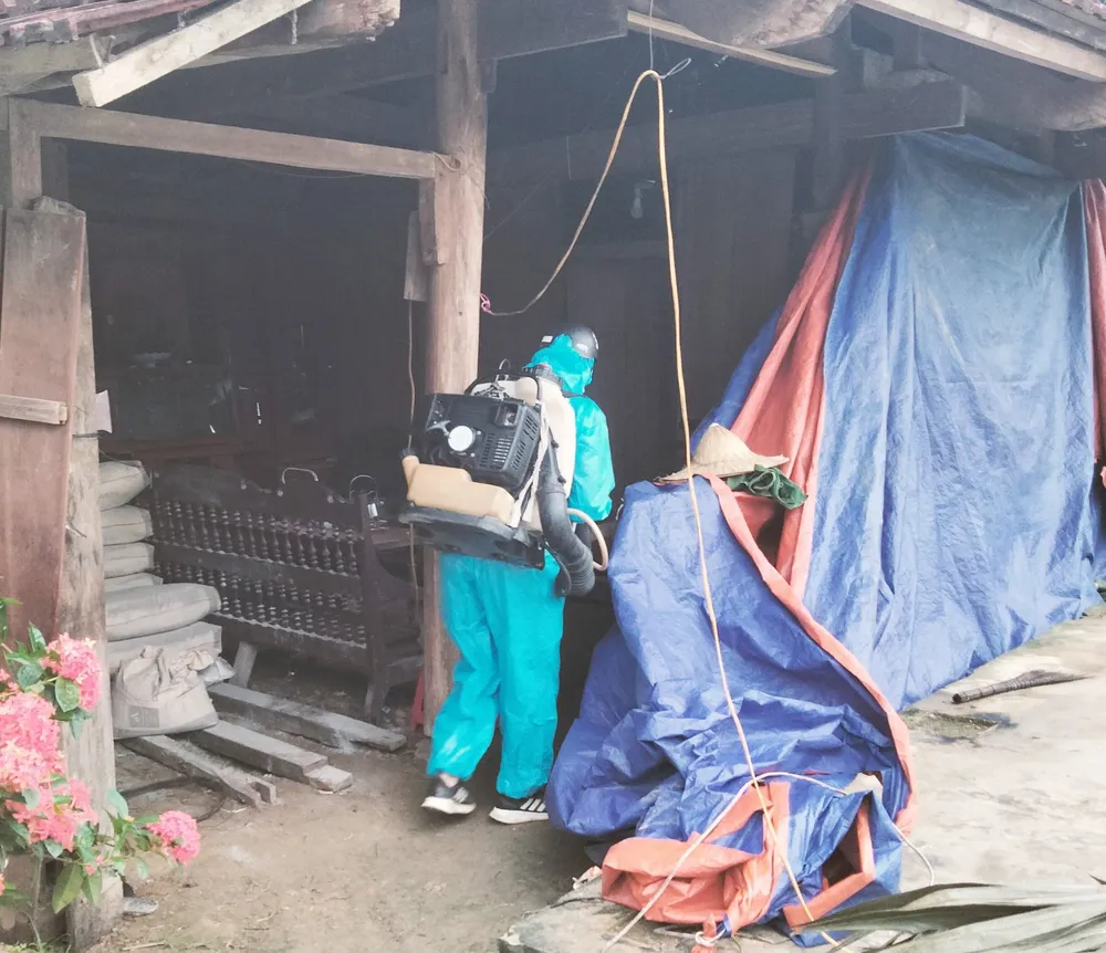 Lực lượng chức năng tiến hành phun thuốc diệt muỗi khu vực