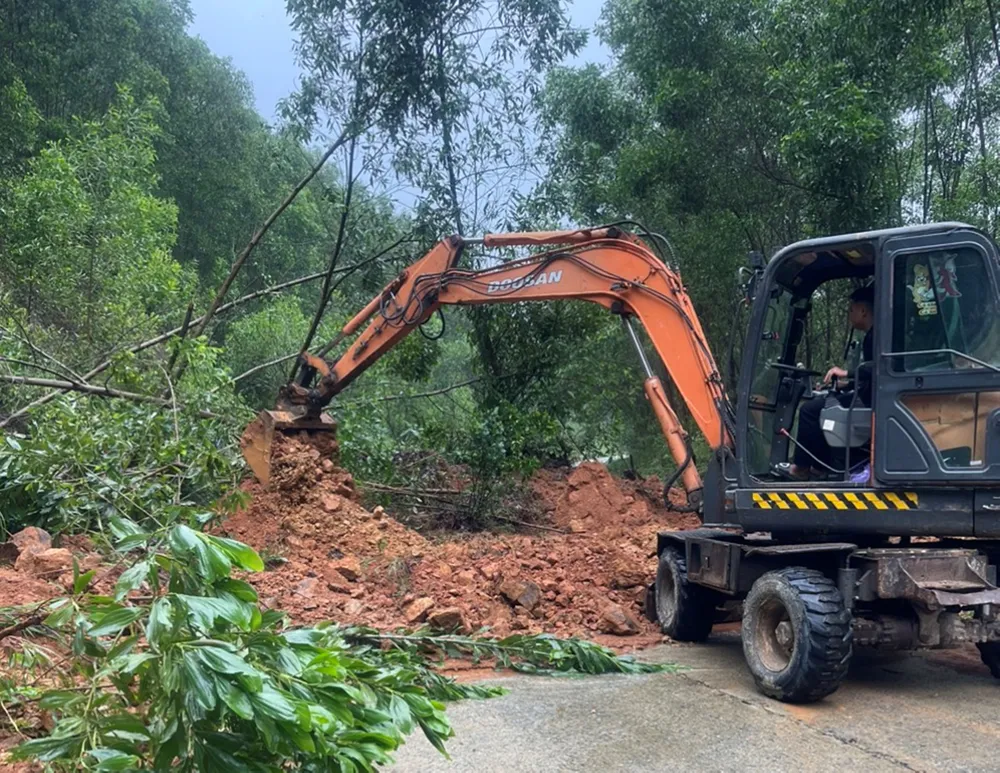 Hàng trăm khối đất đá, cây cối sạt lở gây ách tắc tuyến Tỉnh lộ 551 Hàng trăm khối đất đá, cây cối sạt lở gây ách tắc tuyến Tỉnh lộ 551