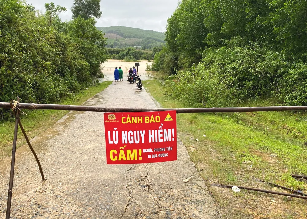 Lập rào chắn, biển cảnh báo khu vực cầu bị ngập ở xã Kỳ Lạc Lập rào chắn, biển cảnh báo khu vực cầu bị ngập ở xã Kỳ Lạc