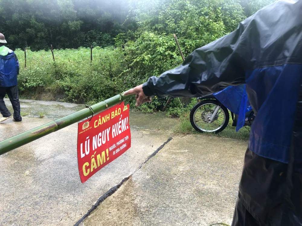 Lực lượng chức năng lập rào chắn cảnh báo khu vực ngập nước ở xã Kỳ Lạc Lực lượng chức năng lập rào chắn cảnh báo khu vực ngập nước ở xã Kỳ Lạc