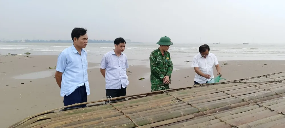 Lực lượng chức năng và địa phương kiểm tra chiếc bè mảng gặp nạn