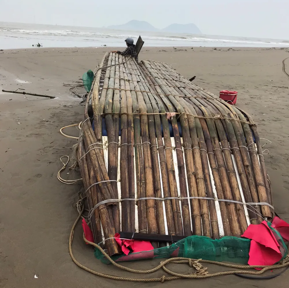 Chiếc bè mảng gặp nạn đã được lực lượng chức năng trục vớt đưa vào bờ