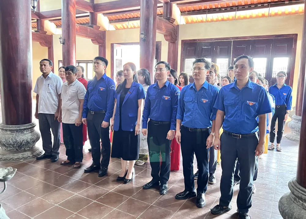 Các đại biểu dâng hương tưởng niệm Anh hùng liệt sĩ Lý Tự Trọng