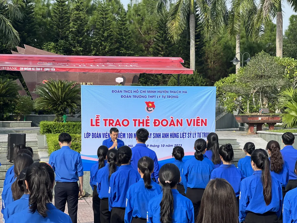 Lễ trao sổ và thẻ đoàn viên