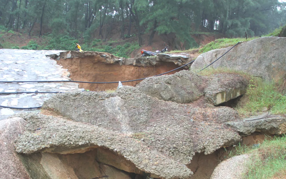 Sạt lở tạo thành "hố tử thần" bên đường