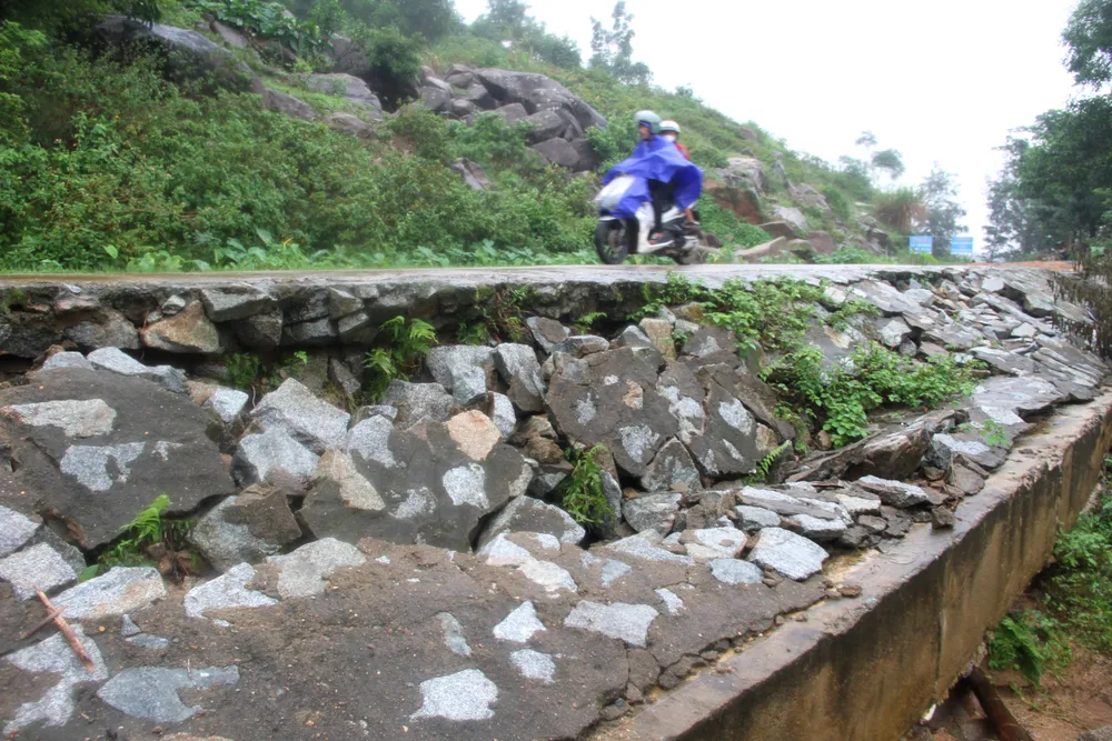 Đá, bê tông bị sạt lở bên đường quốc phòng ven biển Cẩm Lĩnh - Kỳ Xuân