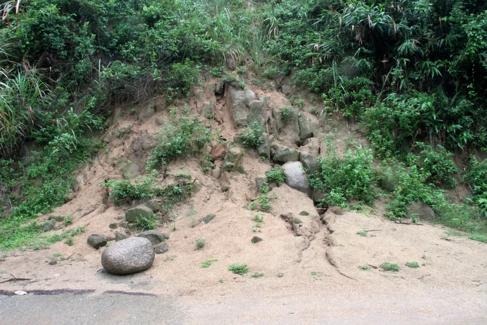 Sạt lở đe dọa nguy cơ mất an toàn cho người đi đường
