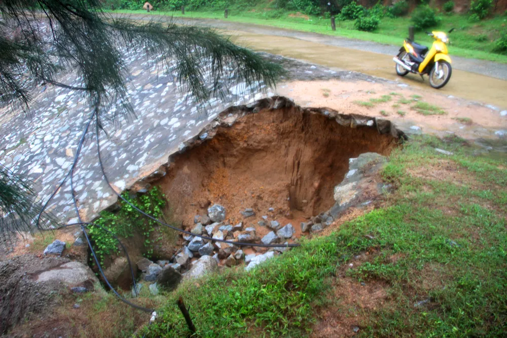 Hố sâu gây nguy cơ mất an toàn cho người và phương tiện qua lại