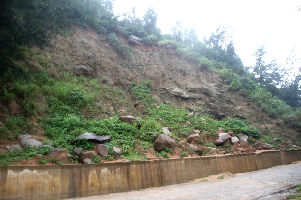 Nhiều khối đất, đá trên vách núi cao chực chờ sạt lở