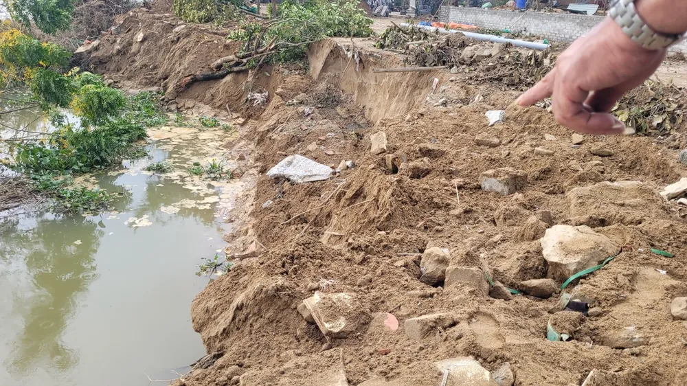 Nhiều mảng đất, đá bên bờ sông Minh tiếp tục bị nứt, sụp lún, sạt lở Nhiều mảng đất, đá bên bờ sông Minh tiếp tục bị nứt, sụp lún, sạt lở