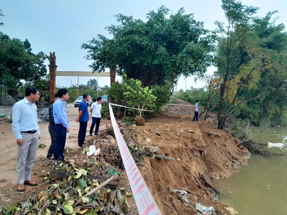 Chính quyền địa phương và cơ quan chức năng kiểm tra hiện trường Chính quyền địa phương và cơ quan chức năng kiểm tra hiện trường