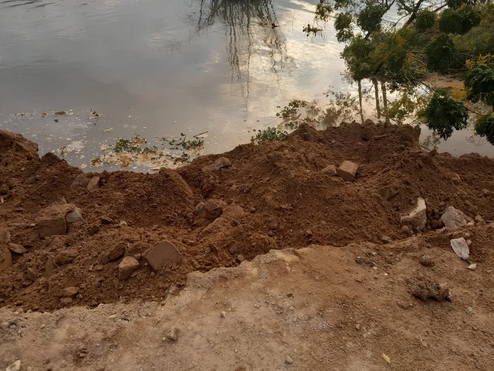 Sạt lở đất, đá và cây xanh dọc bờ sông Minh tiếp tục lan rộng Sạt lở đất, đá và cây xanh dọc bờ sông Minh tiếp tục lan rộng