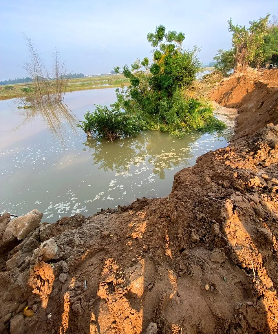 Hàng trăm m3 đất, đá và cây xanh bị cuốn xuống lòng sông Hàng trăm m3 đất, đá và cây xanh bị cuốn xuống lòng sông