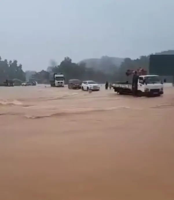 Đường Hồ Chí Minh qua xã Phúc Đồng bị ngập sâu trong nước