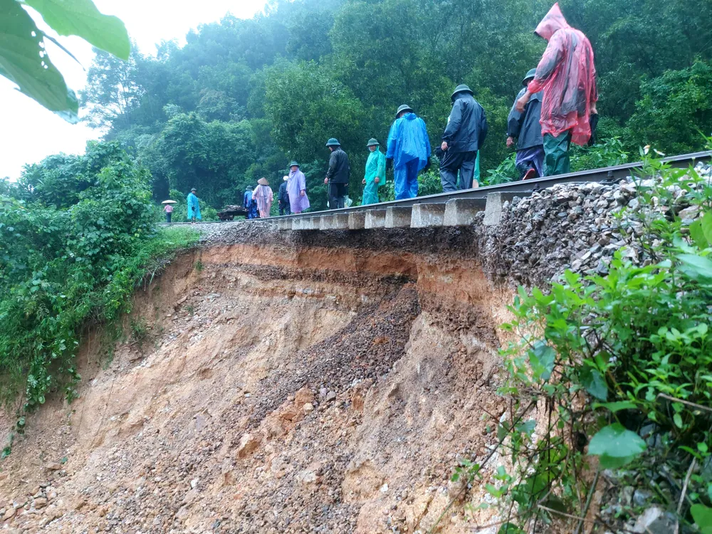 Lực lượng chức năng đang nỗ lực khắc phục sạt lở đường sắt Bắc - Nam