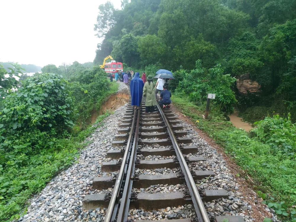 Đường sắt bị sạt lở khiến các đoàn tàu không thể lưu thông qua lại