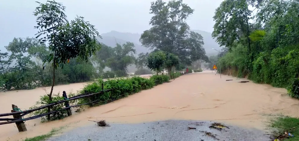 Nhiều tuyến đường ở huyện Hương Khê bị ngập lụt, chia cắt