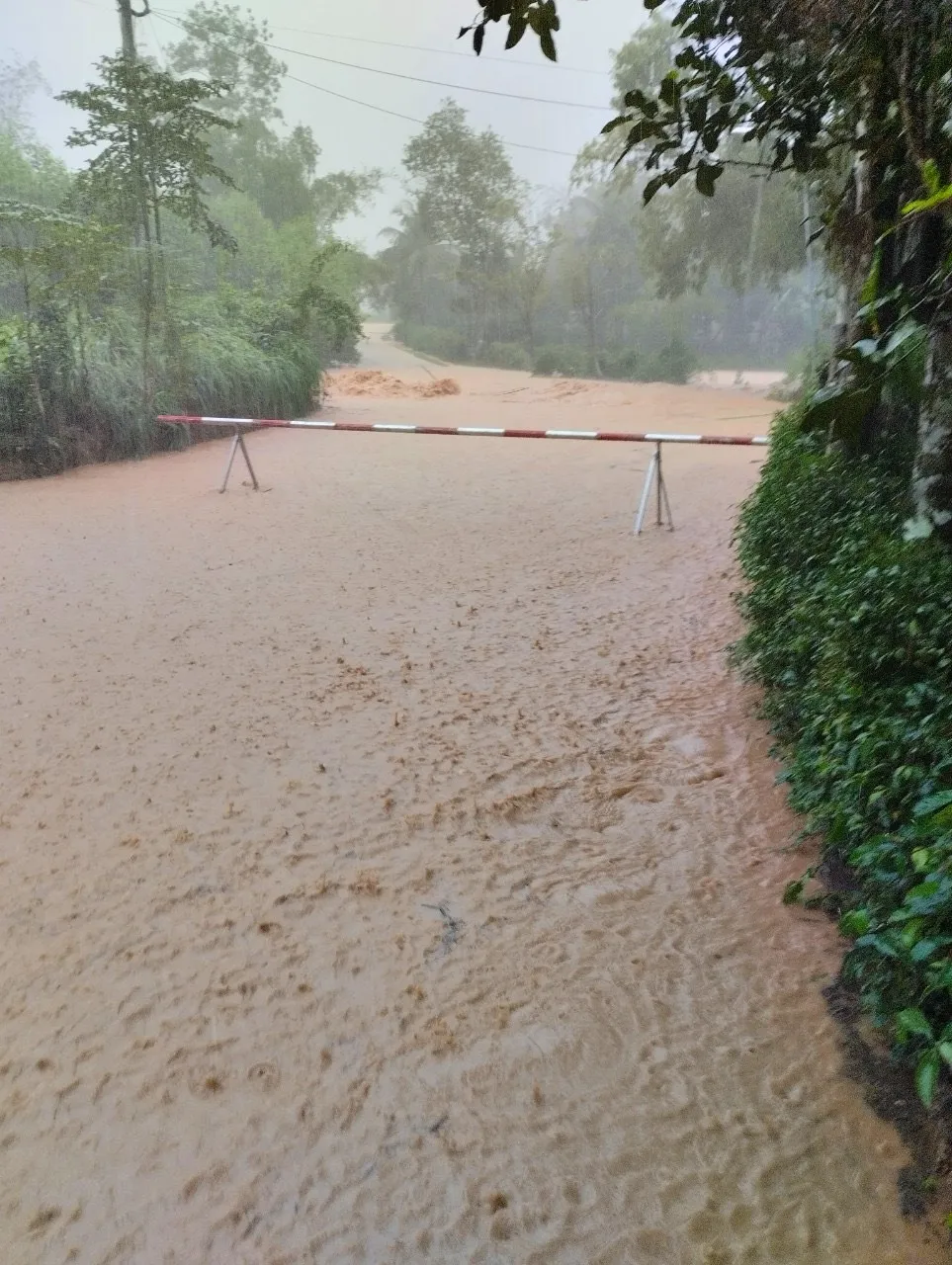 Nhiều đường giao thông bị ngập lụt, chia cắt