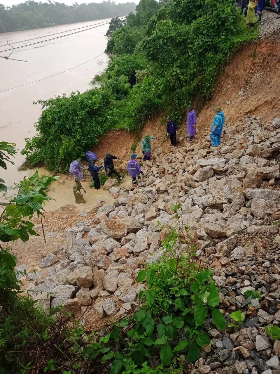 Các lực lượng nỗ lực khắc phục sạt lở đường sắt