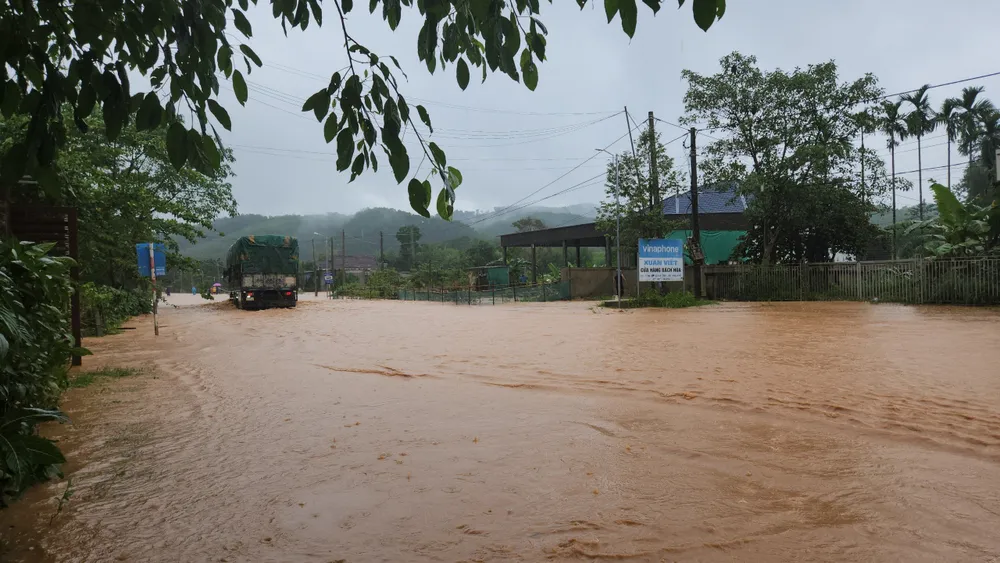 Chiều 30-10, mưa lớn khiến nhiều đường giao thông ở huyện Hương Khê, Hà Tĩnh bị ngập