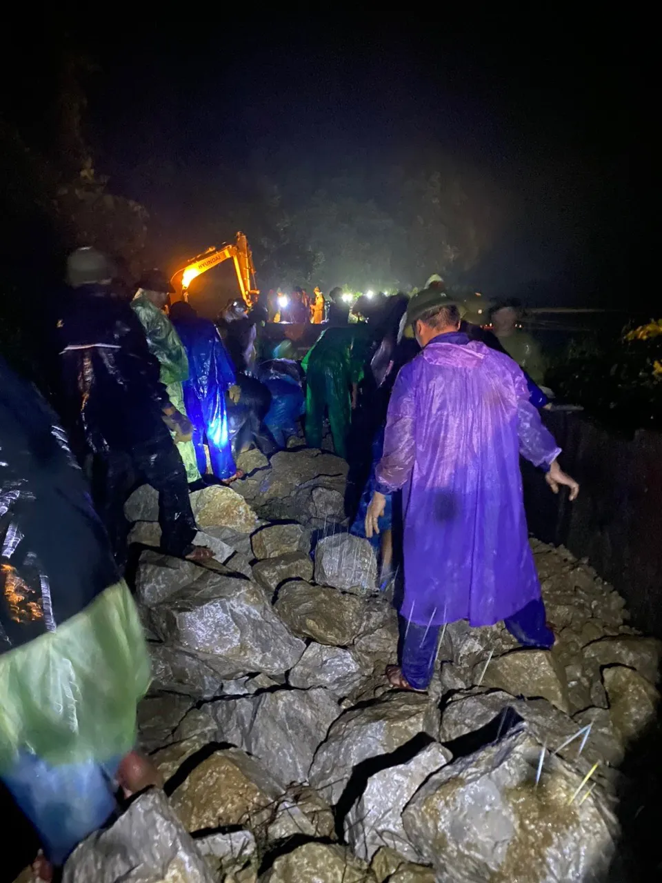 Đá hộc được vận chuyển đến hiện trường để khắc phục sạt lở đường sắt